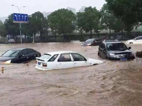 夏天暴雨，为何有车主宁愿让车泡水也不挪车？定损员：这是高手