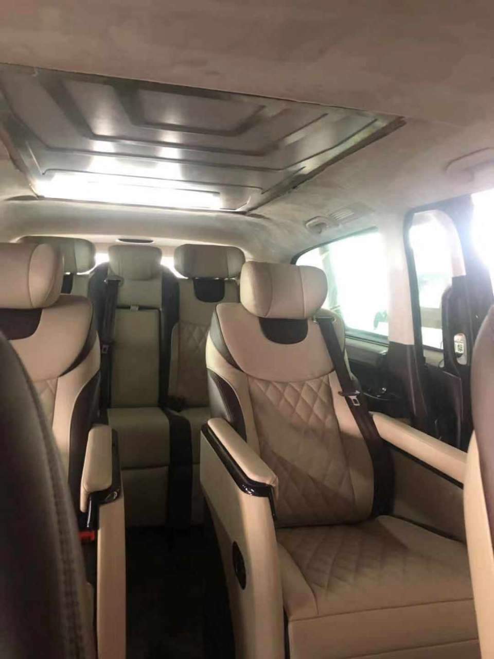奔驰威霆改造大空间MPV,配置宽敞沙发床,完美座驾满足需求