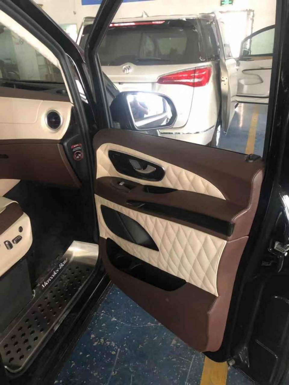 奔驰威霆改造大空间MPV,配置宽敞沙发床,完美座驾满足需求