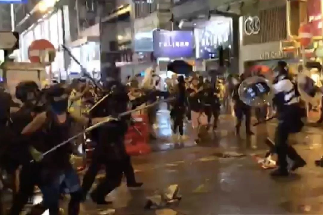 示威者在沙咀道追打防暴警察。来源:橙新闻