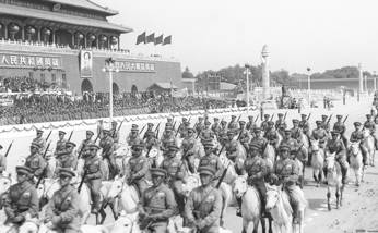 1950年国庆阅兵，骑兵的白马队。图源：中国军网