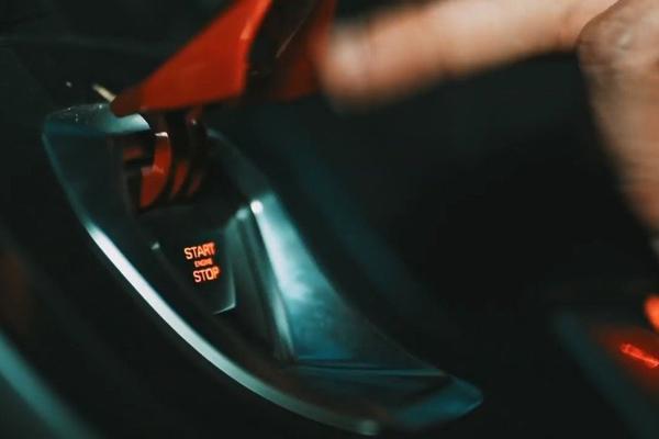 汽车视频：停车场大战 卡玛兹vs兰博基