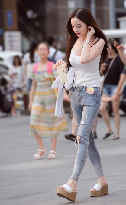 街拍美女:小姐姐成街上一景,白色上衣清凉时尚有亮点