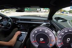 2019款奥迪A8 55 TFSI德国高速公路测试，轻松提速至267km/h