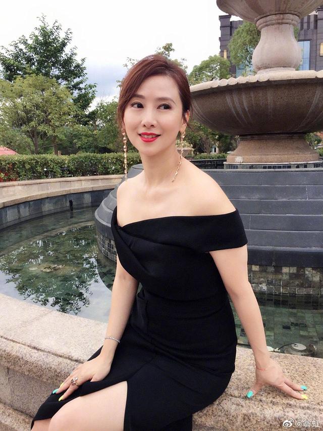 51岁翁虹身材曼妙,曾遭古天乐追求,如今和健身教练共度一生图片