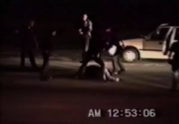  躺在地上的金被警察殴打的视频截图（FBI）