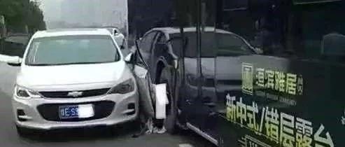 女司机开门被撞身亡，公交恐担责！保险如何赔付？