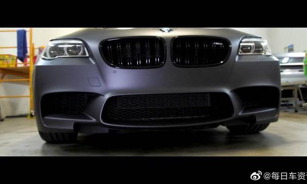 宝马M5疯了炭金属乙烯基汽车包装