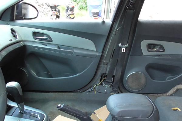 雪佛兰水泡车门板清洗干净后，我们再装好，还能看出是水泡车吗