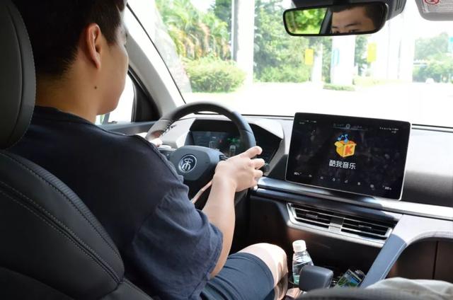 轱辘试驾|宋Pro DM开起来是性能车,坐起来是豪华车