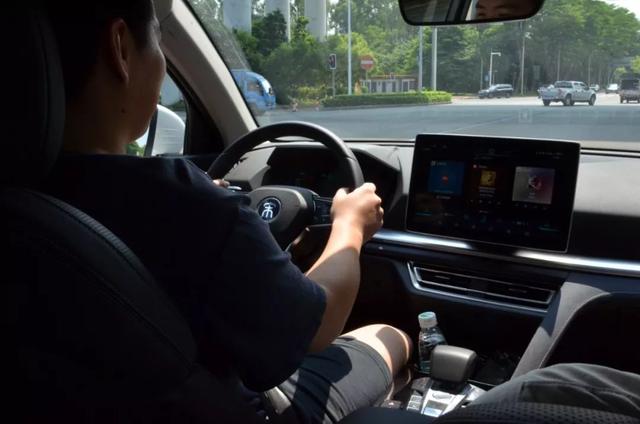 轱辘试驾|宋Pro DM开起来是性能车,坐起来是豪华车