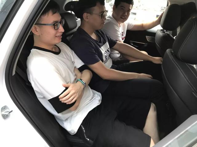 轱辘试驾|宋Pro DM开起来是性能车,坐起来是豪华车