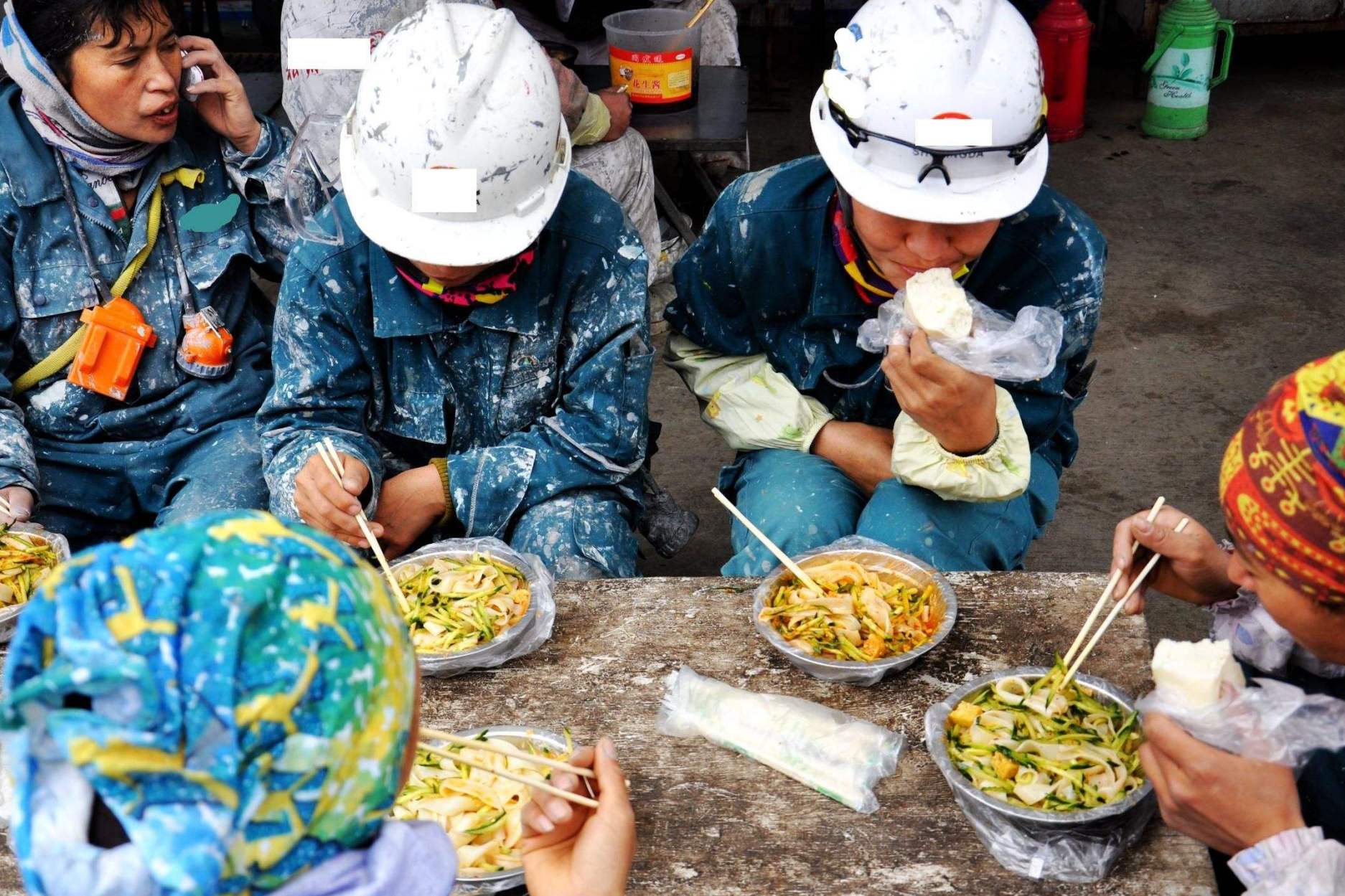 镜头下农民工的生活10图 抱大桶喝水 400人同住一个间大棚-搜狐大视野-搜狐新闻