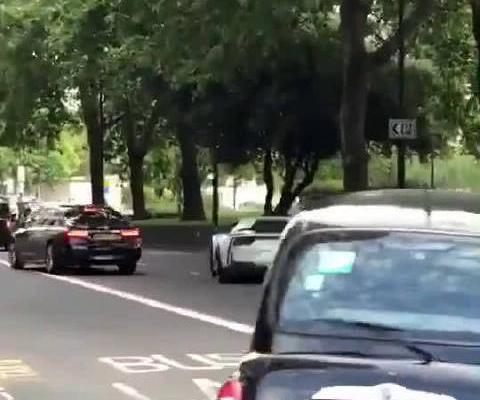 法拉利限量超跑上街，一脚油门下去就知道啥叫炸街！