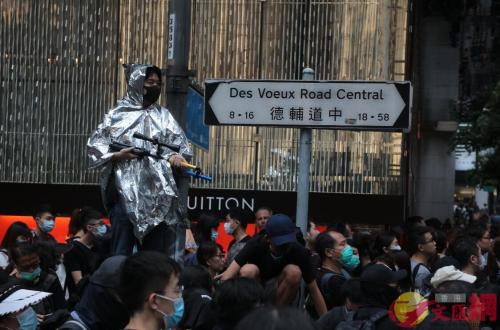有暴徒手持危险武器。图片来源：香港大公文汇全媒体记者摄