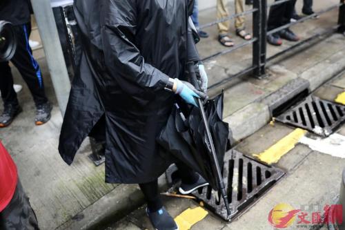 有暴徒手持藏有可伸缩尖刺棍棒的雨伞。图片来源：香港大公文汇全媒体记者摄