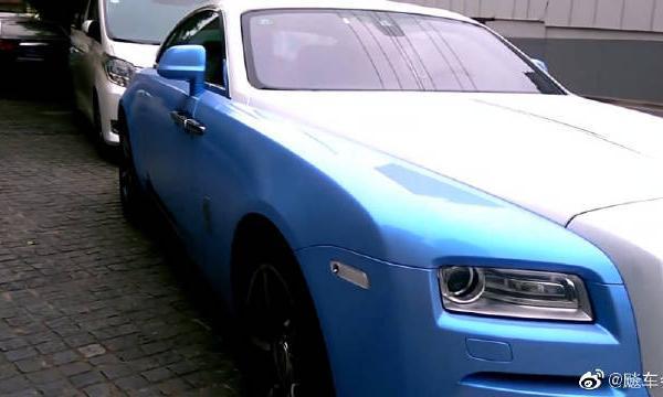 蓝白双色劳斯莱斯与粉色R8的甜蜜邂逅