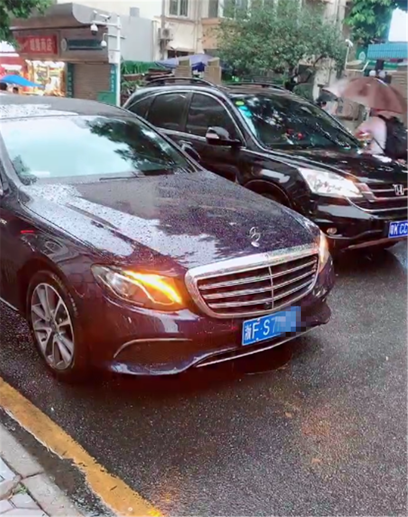 “迈巴赫”版奔驰E级,车价46万,尾标“S320L”,但大灯暴露了