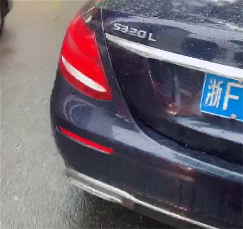 “迈巴赫”版奔驰E级,车价46万,尾标“S320L”,但大灯暴露了