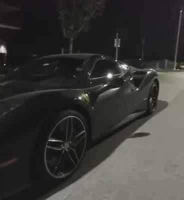 法拉利的驾驶室遮阳板上什么也没有，知道这是为什么吗