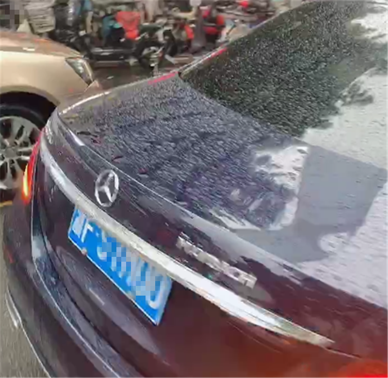 “迈巴赫”版奔驰E级,车价46万,尾标“S320L”,但大灯暴露了