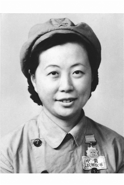 穿上军装的沈安娜。