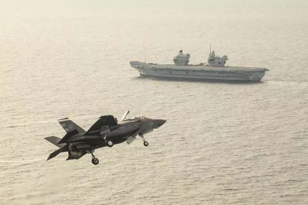 ▲图为好军F-35B战役机取英国航母结合锻炼(好国水师网站)