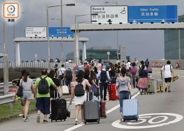  大批旅客徒步走入机场（图源：东网）