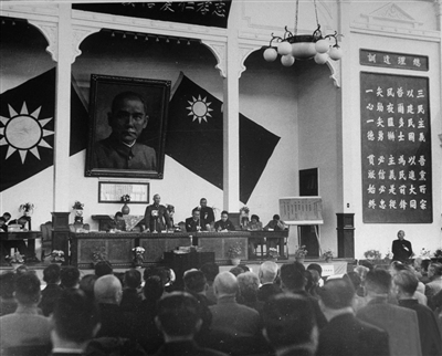 保存在中国第二历史档案馆的一张老照片:1948年4月4日摄于南京丁家桥国民党中央党部礼堂。照片上离蒋介石仅有几人之隔的女速记员(后排右二),就是中共秘密情报员沈安娜。