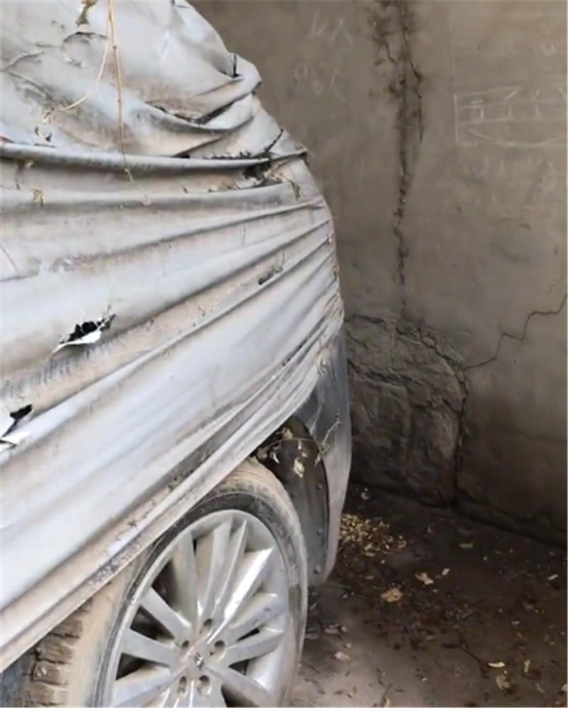 又一辆MH车主的车,35万林肯MKC,盖车衣被遗弃,全车布满灰尘