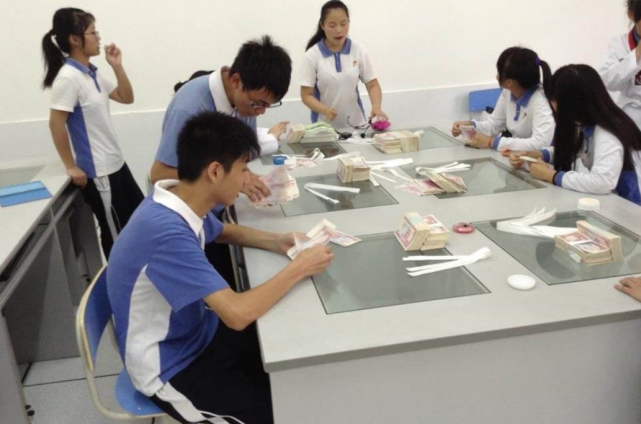 【大数据说就业】思想政治教育专业真的是个“假大空”专业吗?