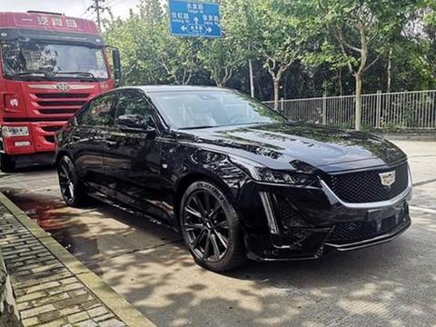 国产凯迪拉克CT5实车亮相，全黑车身，比5系更有气场配2.0T引擎