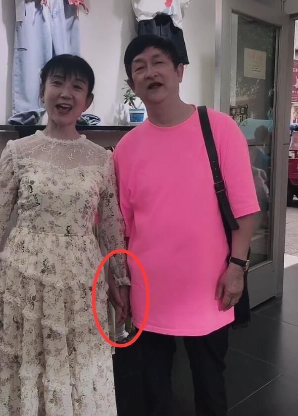 网友偶遇谢娜爸妈逛街，两人十指相扣超恩爱