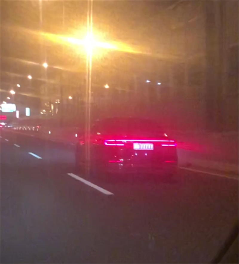 浙江2位大佬夜晚出门,一台劳斯莱斯挂5个8,另一台A8L挂5个7