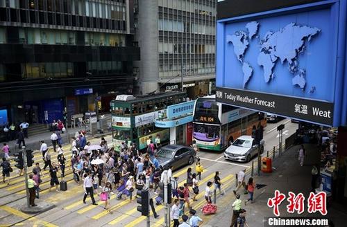 资料图：香港中环街头。中新社记者 张炜 摄