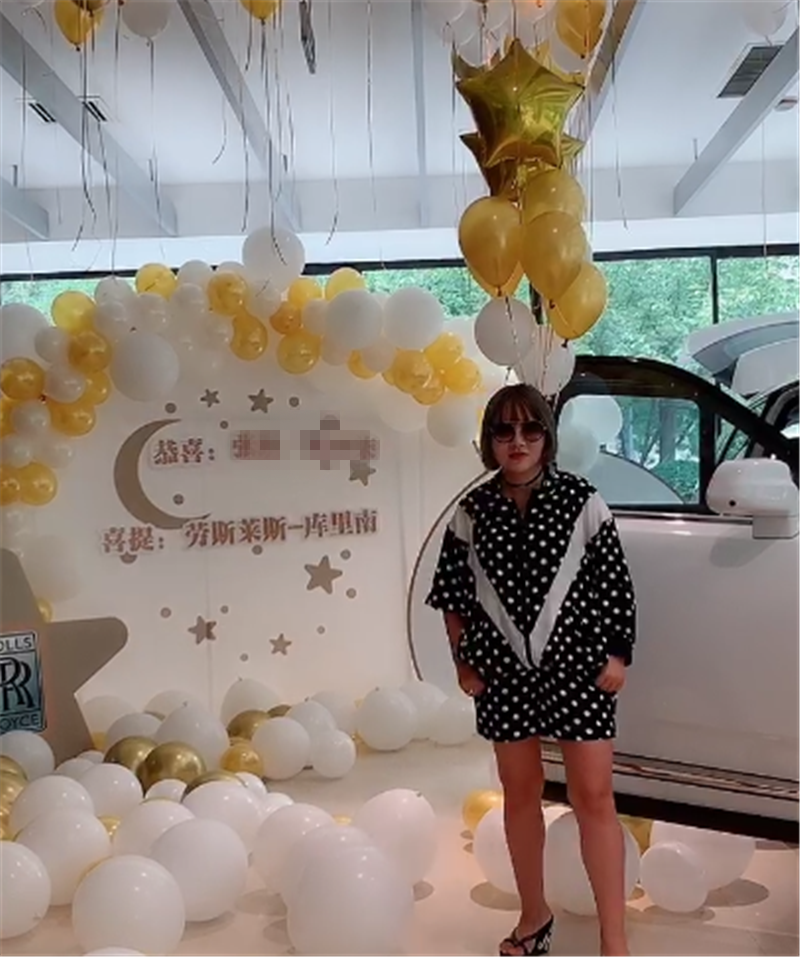又一台库里南被提,车价610万,全车“象牙白”,女车主90后