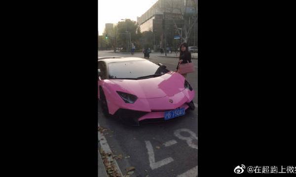 年纪轻轻就开上了兰博基尼，这个小姐姐果然是不简单啊。