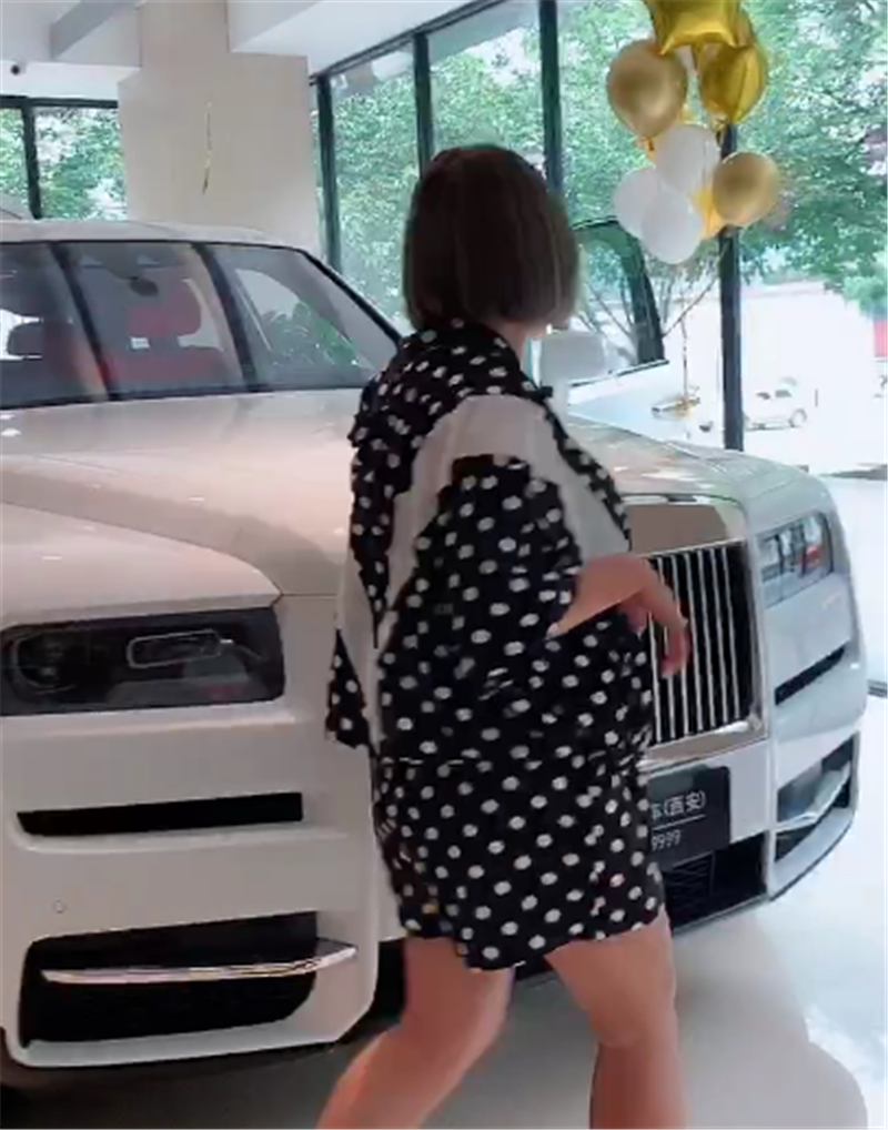 又一台库里南被提,车价610万,全车“象牙白”,女车主90后