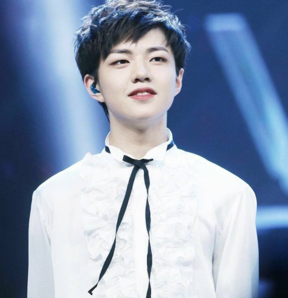 同样去伯克利读书,王源获保镖开道粉丝送机,钱正昊却自己推行李