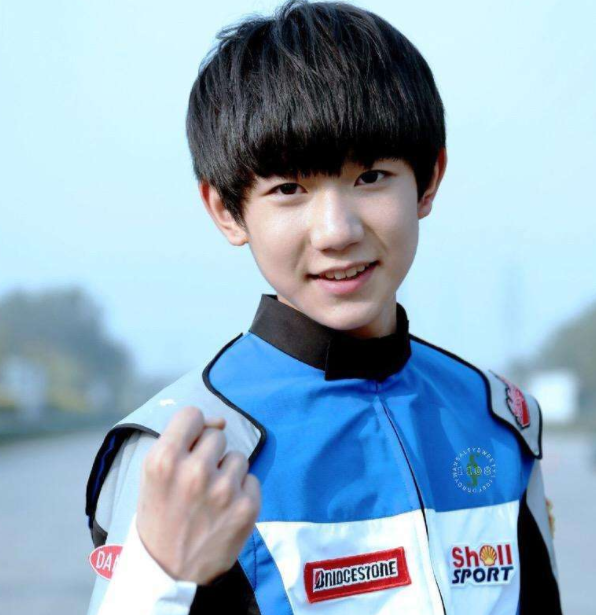 同样去伯克利读书,王源获保镖开道粉丝送机,钱正昊却自己推行李