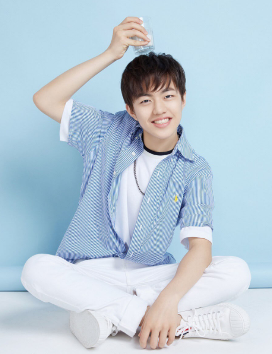 同样去伯克利读书,王源获保镖开道粉丝送机,钱正昊却自己推行李