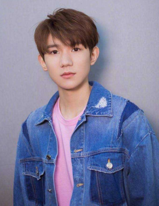 同样去伯克利读书,王源获保镖开道粉丝送机,钱正昊却自己推行李