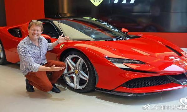 我第一次看到新的法拉利SF90公路版！
