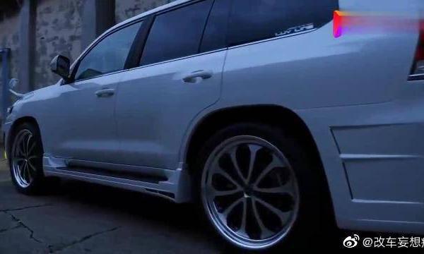 日本本土版丰田兰德酷路泽，大包围加装锻造轮毂，气质十分高贵