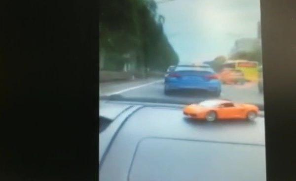 兰博基尼和宝马晚高峰飙车竞速 宝马车主：被我超车后对方不服气