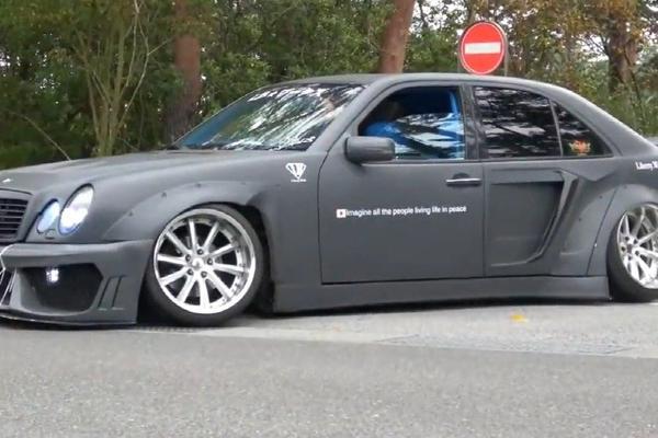 日本停车场遇奔驰E级改装车，深踩油门后声浪霸气了