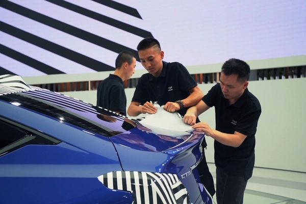 今晚，上汽通用凯迪拉克全新车型CT5发布会最重要的环节——撕膜