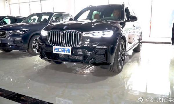 19款墨版宝马X7实拍，装配全景天窗和M运动套装，你心动了吗？