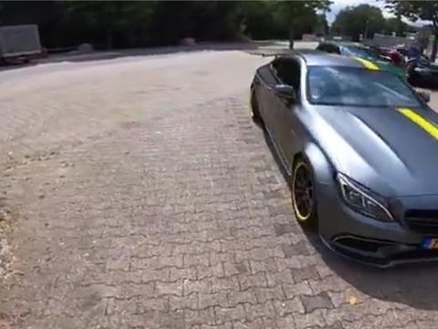 又一款奔驰性能车，配V8引擎，马力745匹，还自带安全带输送功能