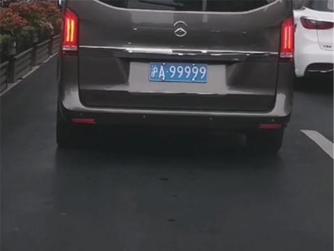 “最贵”奔驰MPV，车价64万牌值300万，沪A开头，常被认为套牌